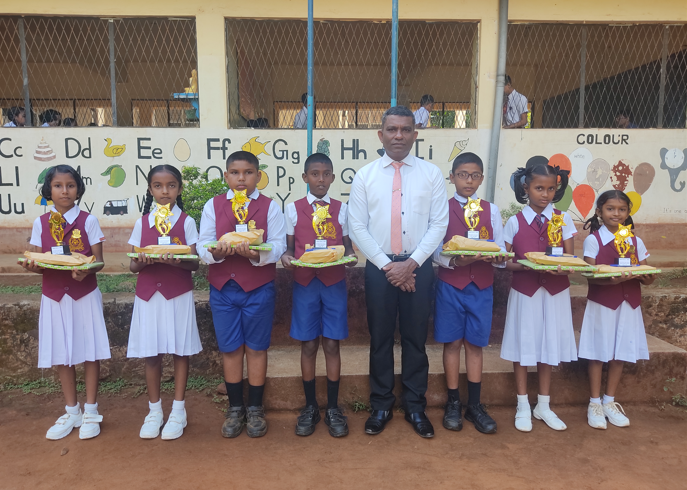 2025 ශිෂ්‍යත්ව හපනුන් ගරු විදුහල්පති ඒ.එම්.එන්.පී.කේ. ආනන්ද මයා සමග